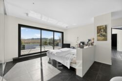 Chambre moderne avec vue panoramique.