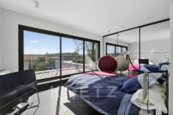 Chambre moderne avec vue panoramique.