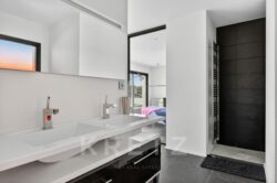 Salle de bain moderne et lumineuse