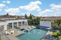 Maison moderne avec piscine et jardin