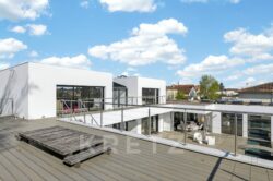 Maison moderne avec terrasse spacieuse