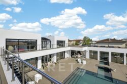 Maison moderne avec piscine et terrasse