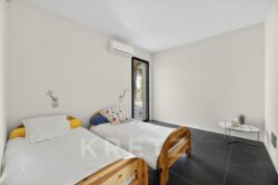 Chambre avec deux lits simples.