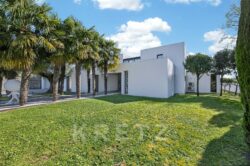 Maison moderne avec palmiers verdoyants