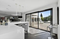 Intérieur moderne avec vue extérieure.