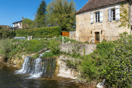 Moulin de Lalinde photographié par Jean-Luc Renouil, photographe immobilier et pilote de drone en Dordogne.