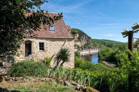 Immobilier Vezac 14 Maison de village à Vézac photographiée par Jean-Luc Renouil photographe immobilier et pilote de drone en Dordogne.
