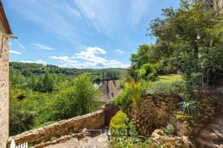 Immobilier Vezac 17 Maison de village à Vézac photographiée par Jean-Luc Renouil photographe immobilier et pilote de drone en Dordogne.