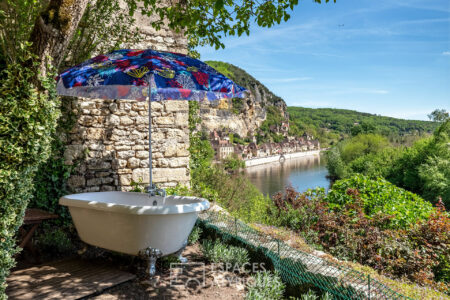 Immobilier Vezac 34 Maison de village à Vézac photographiée par Jean-Luc Renouil photographe immobilier et pilote de drone en Dordogne.