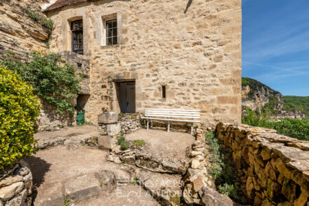 Immobilier Vezac 19 Maison de village à Vézac photographiée par Jean-Luc Renouil photographe immobilier et pilote de drone en Dordogne.
