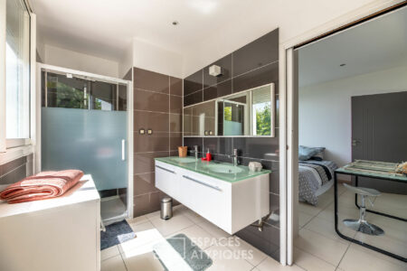 Villa contemporaine à Chancelade photographiée par Jean-Luc Renouil, photographe immobilier et pilote de drone en Dordogne.