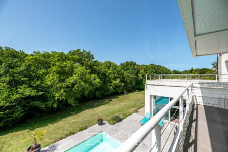 Villa contemporaine à Chancelade photographiée par Jean-Luc Renouil, photographe immobilier et pilote de drone en Dordogne.