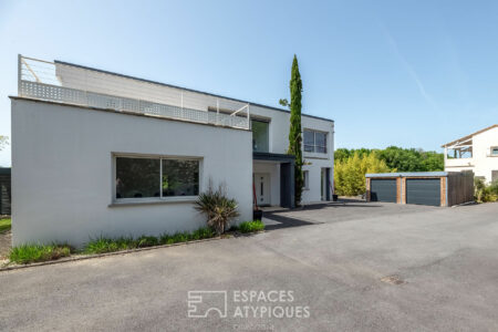 Villa contemporaine à Chancelade photographiée par Jean-Luc Renouil, photographe immobilier et pilote de drone en Dordogne.